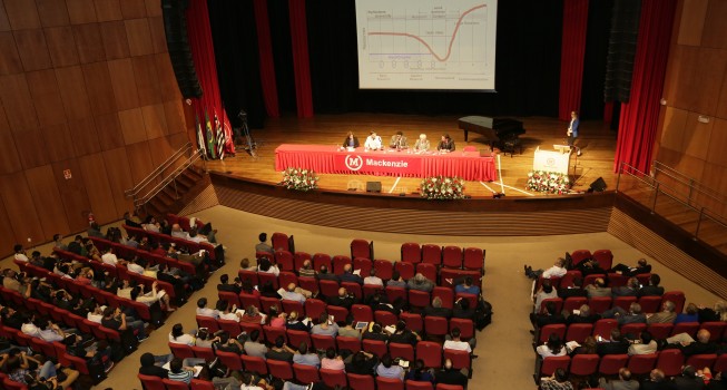Em mesa redonda, Fapesp, Capes, BNDES,  a universidade e pesquisadores discutiram a viabilidade de tornar estudos a serem desenvolvidos no laboratório em oportunidades de negócio e inovação para o País (Foto: Dagoberto Nogueira)